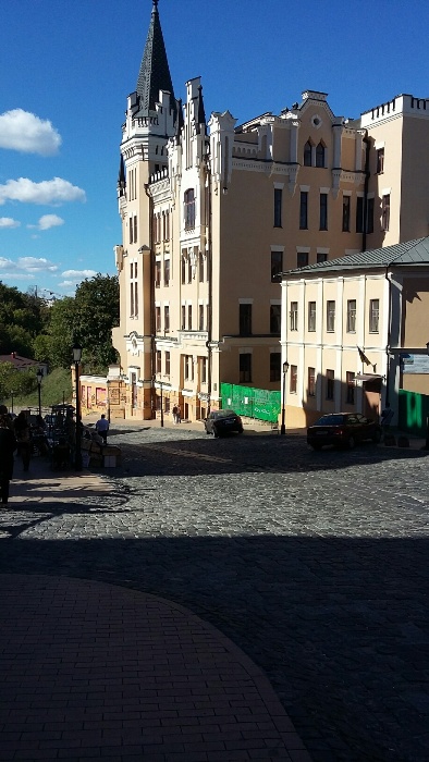 Стоїть самотньо загадковий замок…