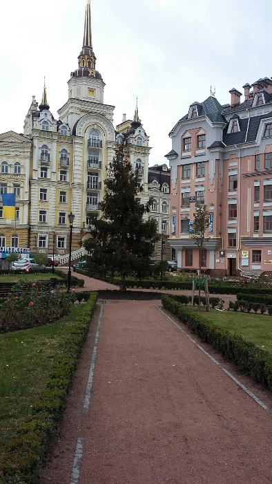 І ось вона пуста помпезна площа у центрі Воздвиженки…