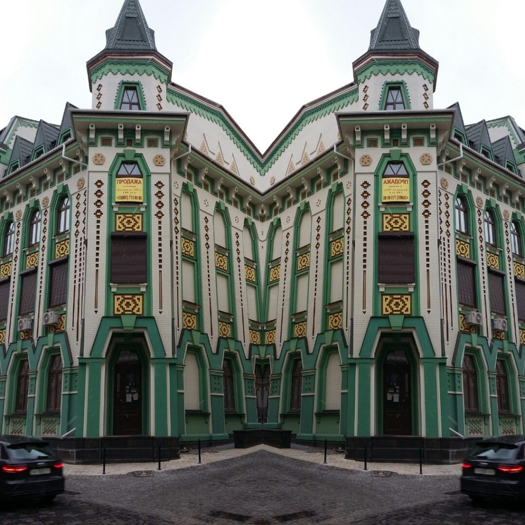 А наразі вся ця краса йде на продаж